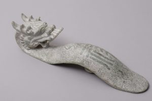 Übergroßer Gürtelhaken, China, wohl 20.Jh., Jade, Drachenform, L: 38cm