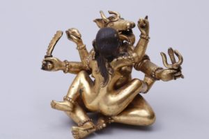 Buddhistische Gottheit, Nepal/Tibet, 18./19.Jh., wohl Yama Dharmaraja mit Chamundi, Bronze, vergoldet