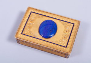 Louis-Seize Tabatiere
18k GG, wohl Paris, um 1780, Meistermarke "MB&I" oder "MB&L", 170,03g brutto, 2x8,5x6cm