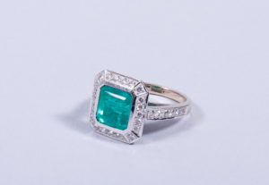 Art-Deco-Ring
750er WG/GG, Hans Paul Buchwald, Frankfurt, zentraler Smaragd, ca. 3,75ct., 28 Diamanten im Brillantschliff, zus. ca. 0,64ct., RG 52