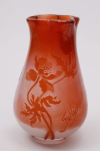 Jugendstil-Vase, Emile Gallé, Frankreich, um 1900, geätzter und feuerpolierter Mohndekor, Glas, orangerot überfangen, H: 23cm