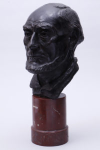 Friedrich Rudolf Leopold Klein von Diepold (1865 in Dortmund - 1944 in Berlin-Nikolassee)
Bronze, Portraitbüste eines unbekannten Mannes mit Kinnbart, H: 46,5cm