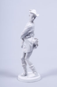 "Hühnerdieb"
Porzellan-Manufaktur Allach, nach H.J. Heinrich Pagels (1876, Lübeck - 1959, Berlin), H: 27cm