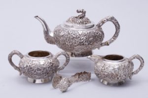 Teeservice, 925er Silber, Luen Wo, Shanghai, um 1880/90, 4-tlg, flächendeckender, reliefierter Päoniendekor, zus. ca. 1034g, H: 12cm (Kanne)