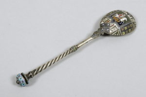 Cloisonné-Löffel mit dem hl. Georg, Silber, 88 Zolotnik, partiell vergoldet, Karl Fabergé,
Moskau, um 1910, 57,2g, L 16,7cm