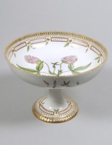 Fußschale, Royal Copenhagen, um 1980/84, Dekor "Flora Danica", Porzellan, polychrom bemalt,
goldstaffiert, H ca. 14cm