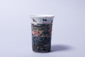 Pinselbecher, China, wohl 19.Jh.
Hafenpanorama in Emaillemalerei, Jaiqing-Siegelmarke