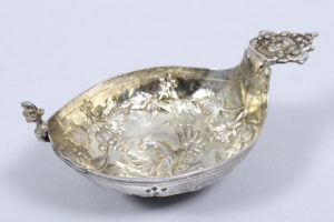 Kovsch, Silber, Moskau, um 1695/96, getriebener Vogeldekor, umgeben von Blatt- und Blütendekor,
5,2x14x8cm