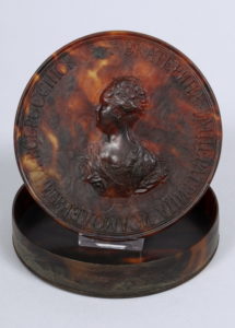 Imperiale Portrait-Deckeldose, Russland, 18./19. Jh.
auf dem Deckel Portrait Katharina der Großen, nach dem Gemälde von Fjodor Stepanovich Rokotov
(1735-1808), Schildpatt