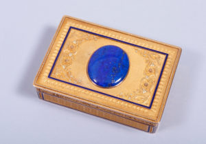 Louis-Seize Tabatiere, 18k GG, wohl Paris, um 1780, 2x8,5x6cm, Zuschlag: 6000,-€