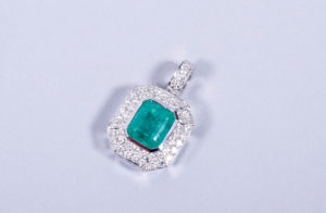 Art-Deco-Anhänger, 750er WG, Paul Buchwald, Frankfurt, Smaragd ca. 3,51ct, 52 Diamanten zus. 0,95ct, 7,6g brutto, Zuschlag: 3800,-€