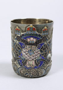 Kleiner Cloisonné-Becher, Silber, 84 Zolotnik, partiell vergoldet, Fabergé, Moskau, um 1911, ca. 56,1g, HxD 4,9x4cm, Zuschlag: 7000,-€