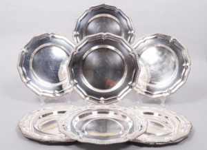 9 Platzteller, Silber, Dänemark, um 1939, Barockstil, zus. ca. 5311,5g, D 28,5cm, Zuschlag: 3600,-€